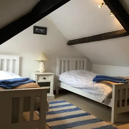 The Cottage, High Street * 斯泰兹